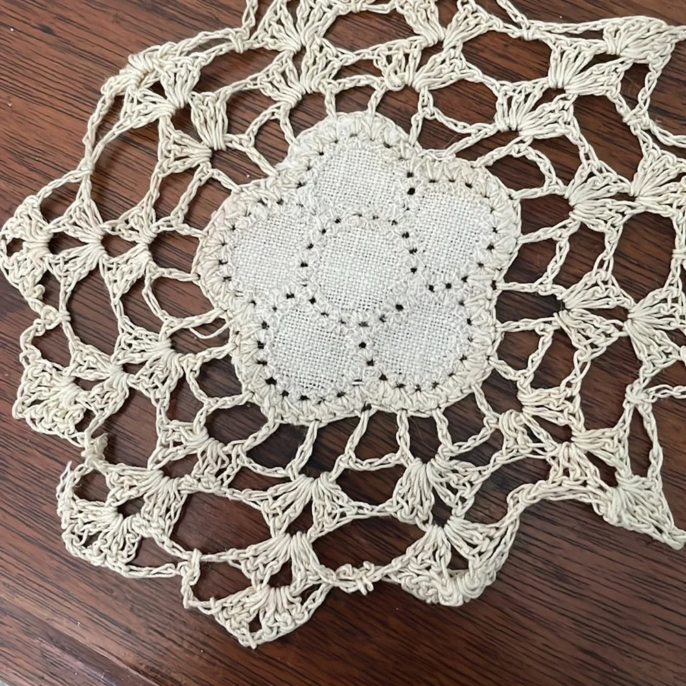 Set of two antique Hand crocheted doilies - Picture 3 of 5